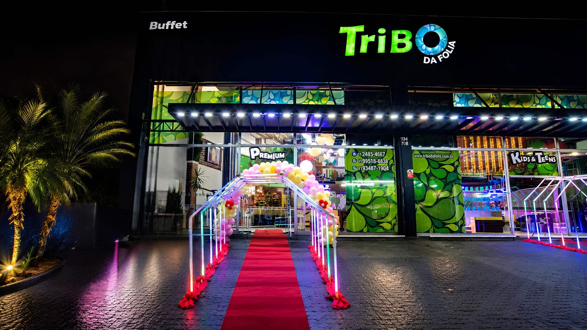 Fachada da Tribo da Folia iluminada à noite