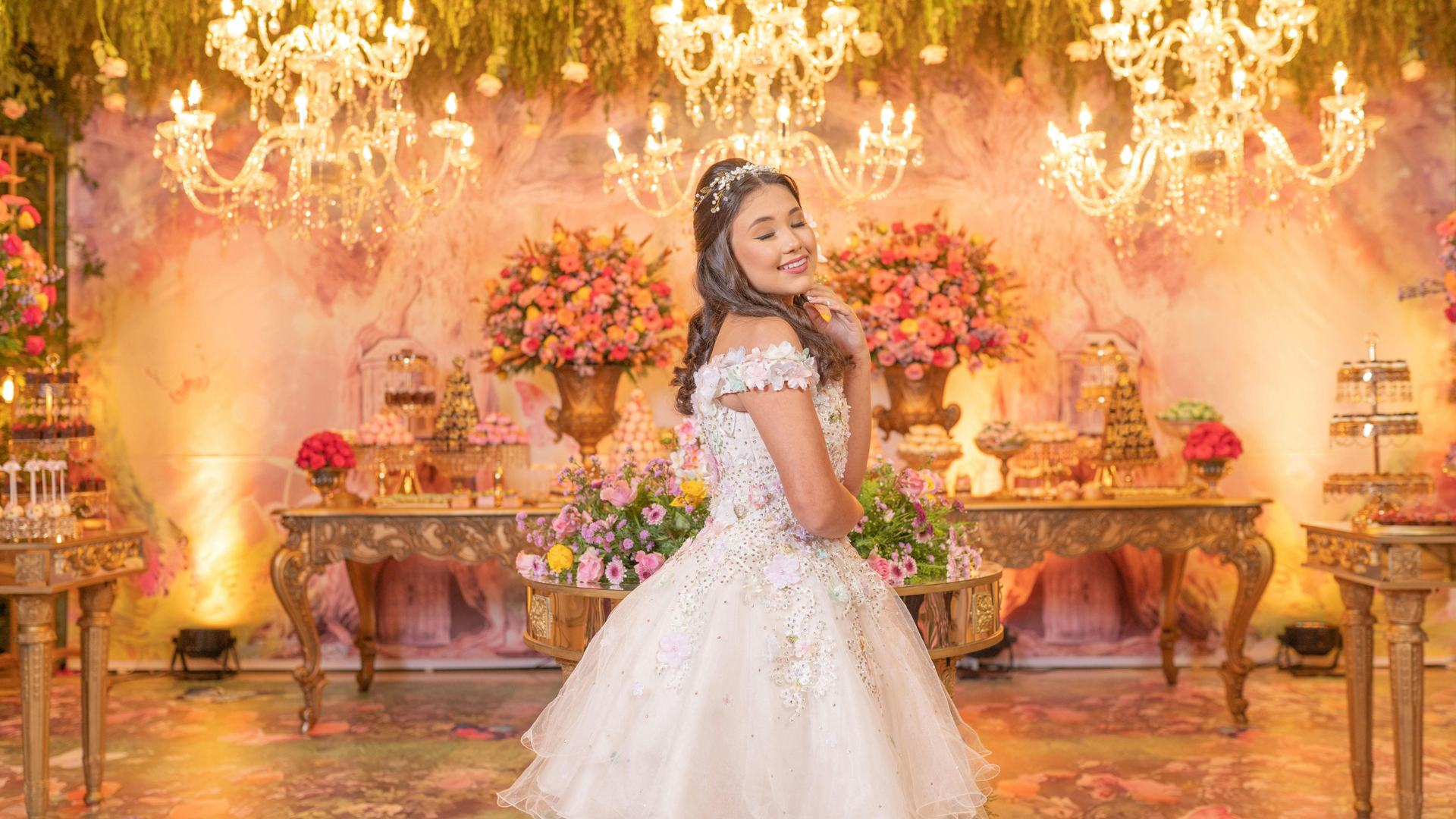 Debutante no salão decorado