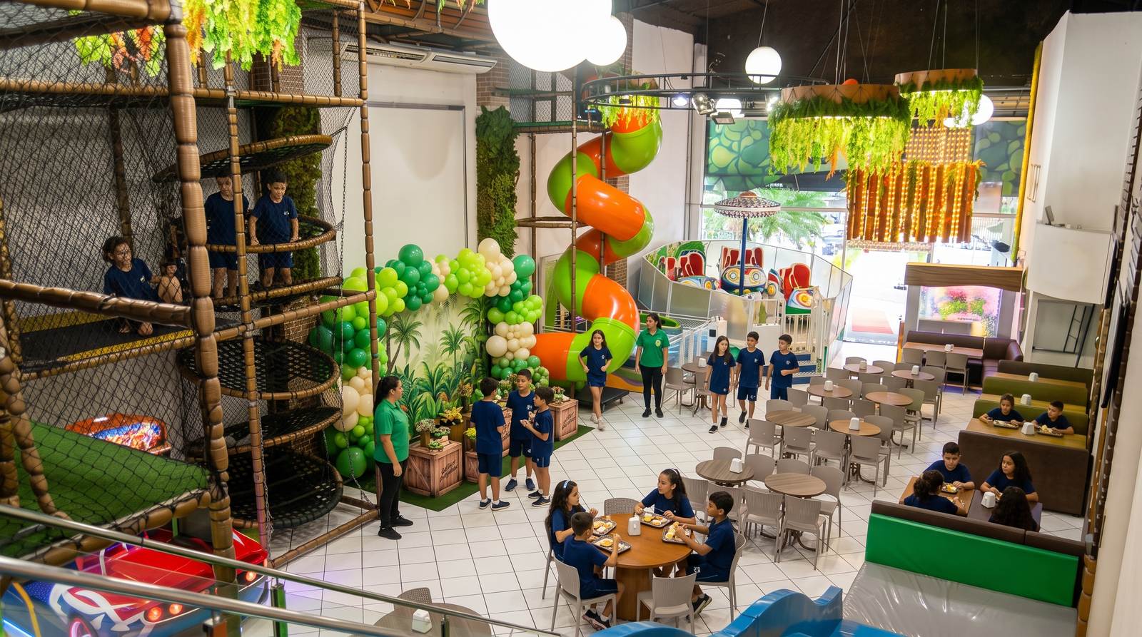 Turma escolar no salão da Tribo