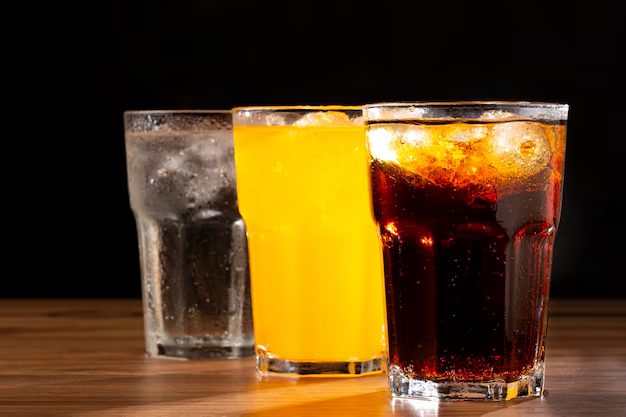 Refrigerante, suco e água servidos na festa