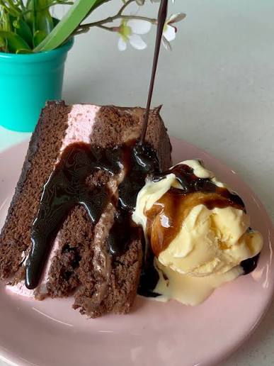 Fatia de bolo de chocolate com sorvete e calda