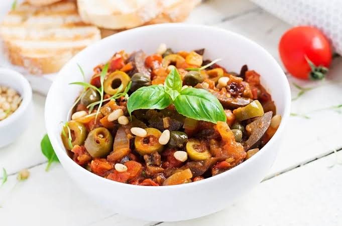 Capponata de berinjela servida em bowls individuais