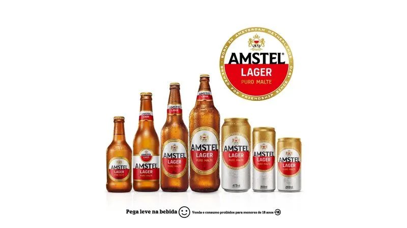 Cerveja Amstel gelada servida no happy hour