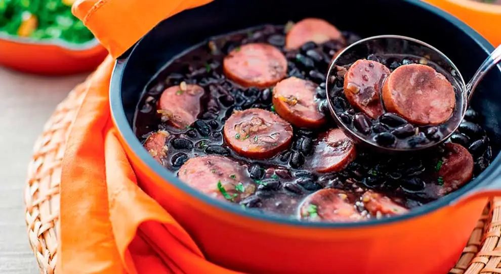 Feijoada servida na panela