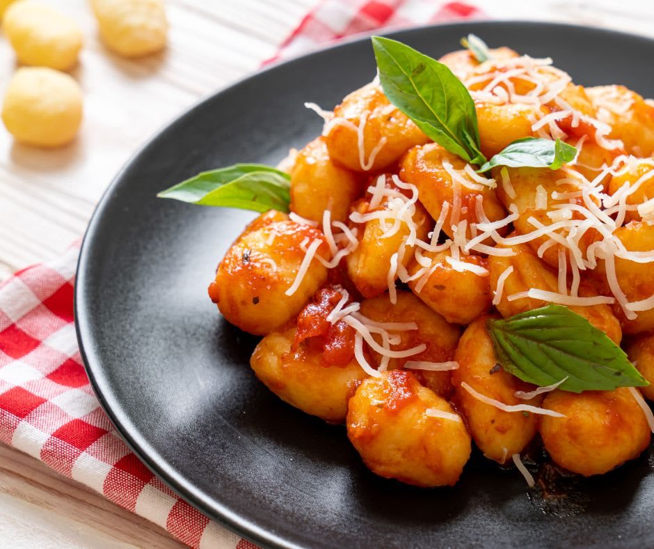 Nhoque de batata ao molho pomodoro com queijo e manjericão