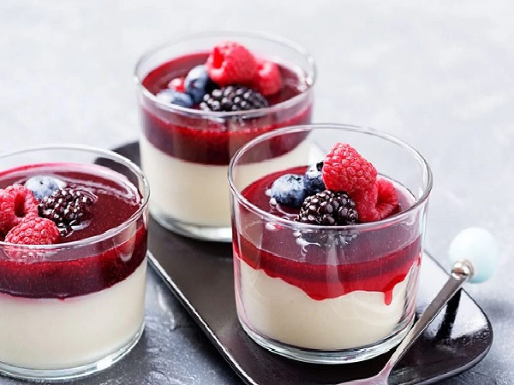 Panna cotta de baunilha com calda de frutas vermelhas