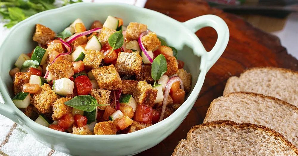 Panzanella servida em colheres individuais