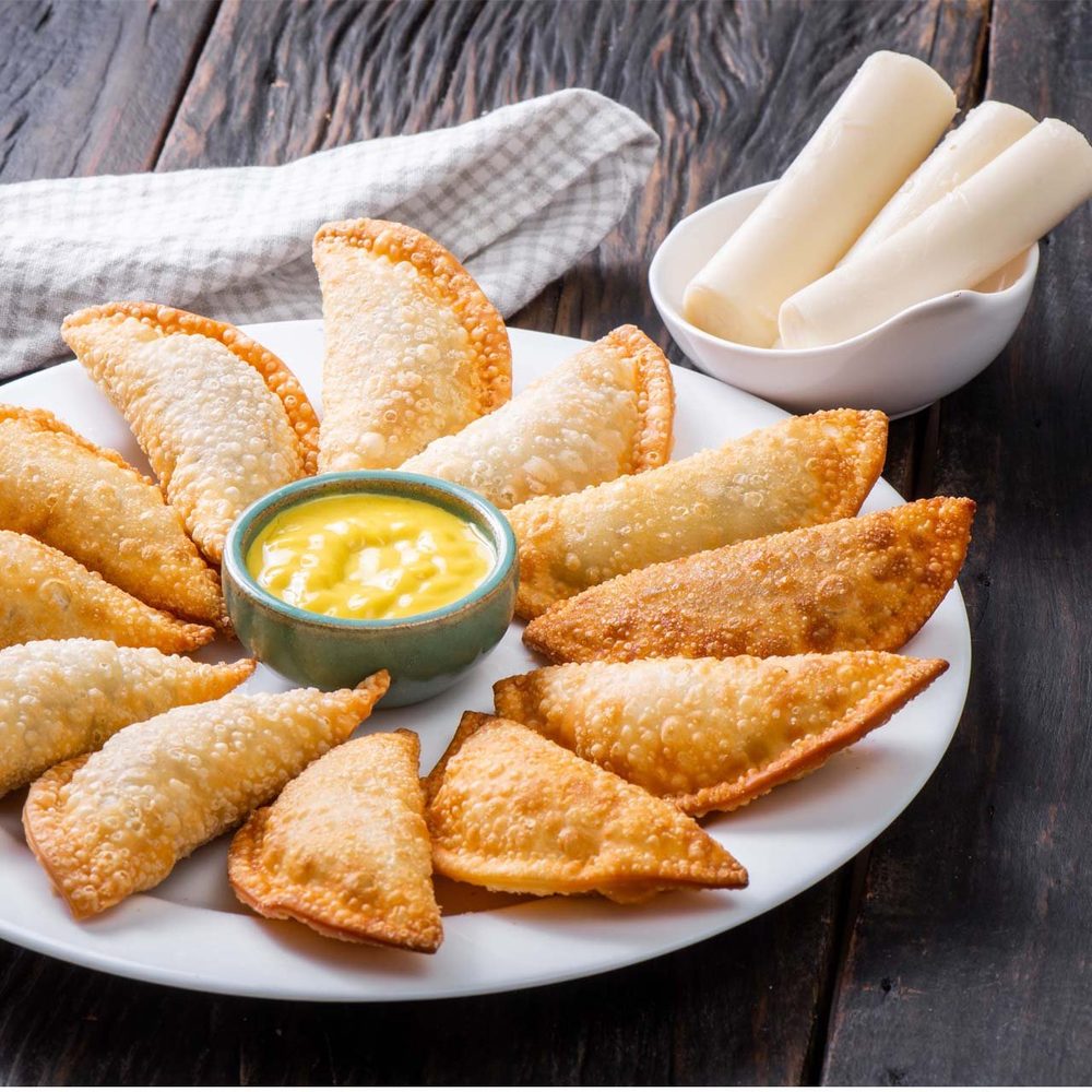 Pastéis assados servidos com molho