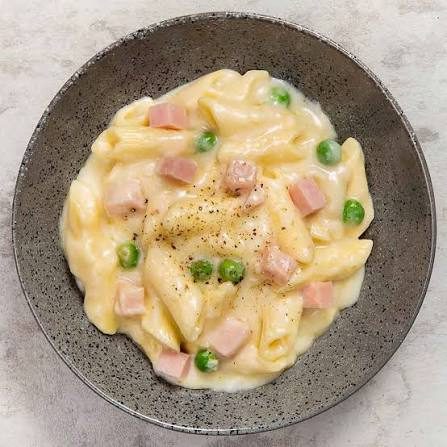 Penne ao molho parisiense com presunto e ervilha