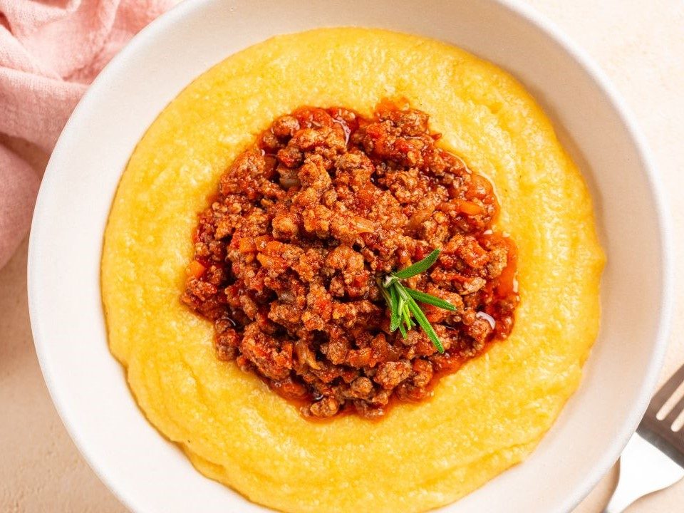 Ragu à bolonhesa servido sobre polenta cremosa