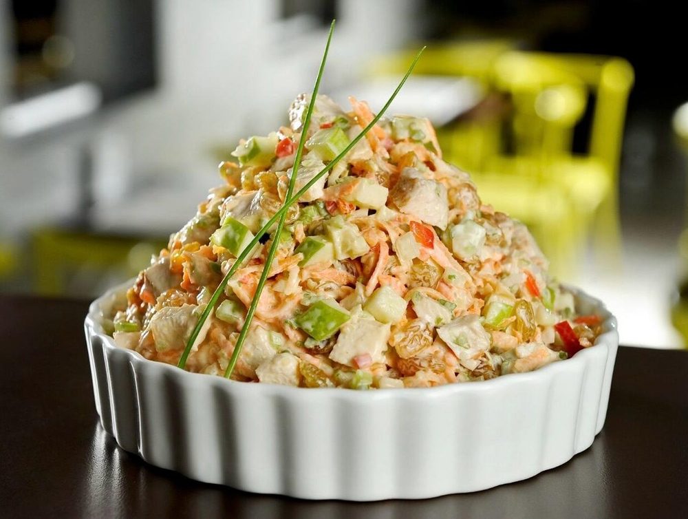 Salada de salpicão montada na travessa