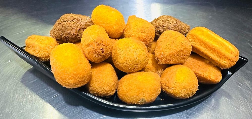 Travessa de salgadinhos fritos feitos na casa