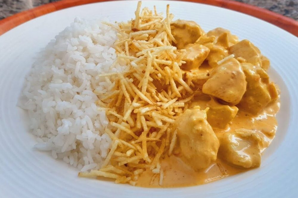 Strogonoff de frango com arroz e batata palha
