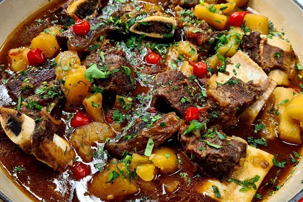 Vaca atolada com mandioca e legumes
