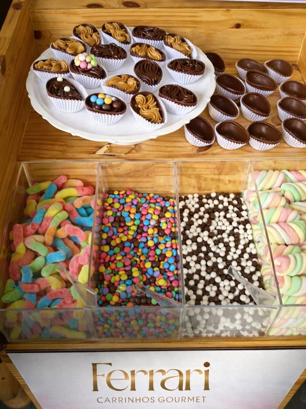 Vitrine do carrinho Ferrari com brigadeiros de colher na casquinha de chocolate e potes de balas
