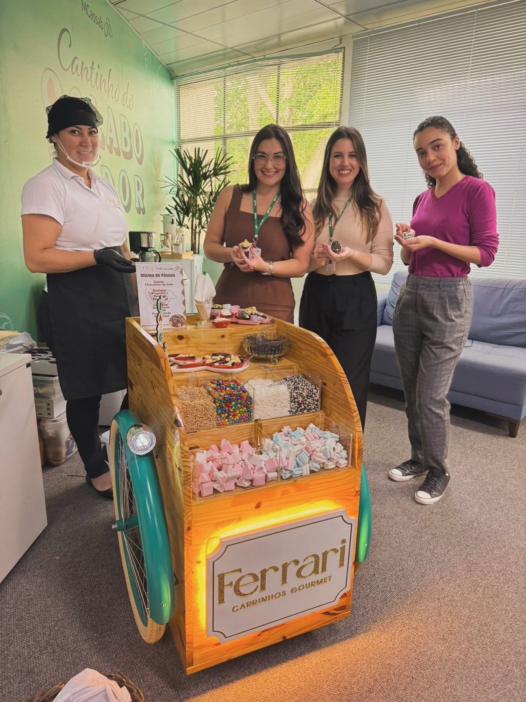 Carrinho de madeira da Ferrari Carrinhos Gourmet montado para um evento, com convidados ao redor