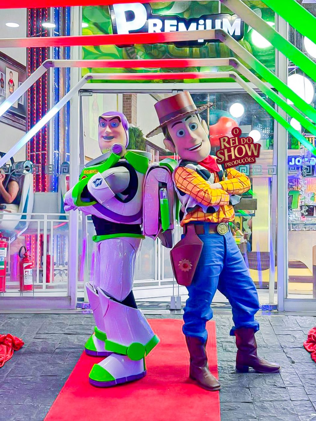 Buzz Lightyear e Woody do Rei do Show no tapete vermelho da entrada da unidade Premium