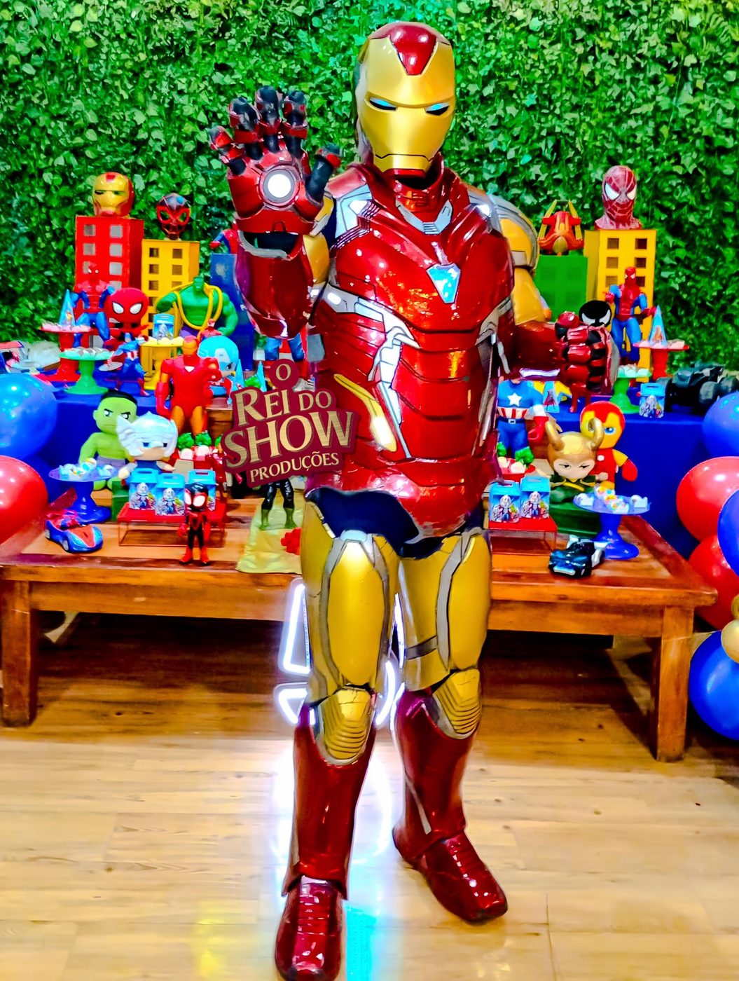 Homem de Ferro do Rei do Show na frente da mesa temática de super-heróis