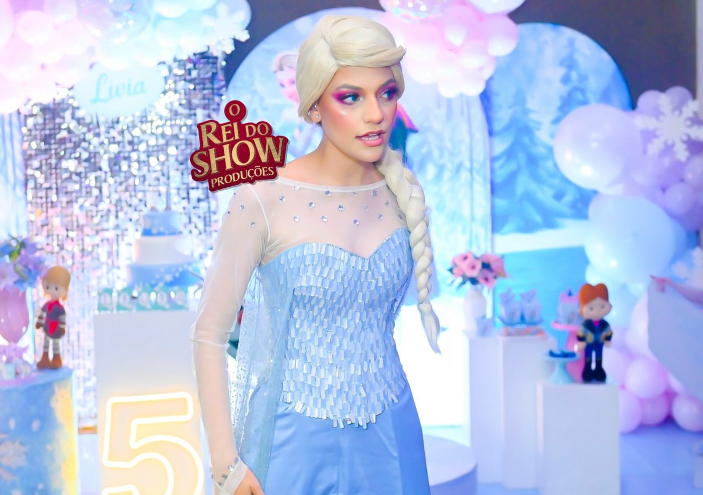 Personagem da Elsa do Rei do Show na decoração de uma festa tema Frozen