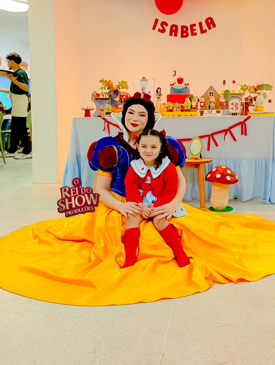 Personagem da Branca de Neve do Rei do Show sentada com a aniversariante