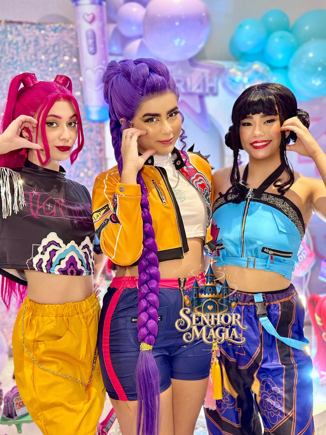 Trio de personagens do Senhor Magia caracterizadas para uma festa temática