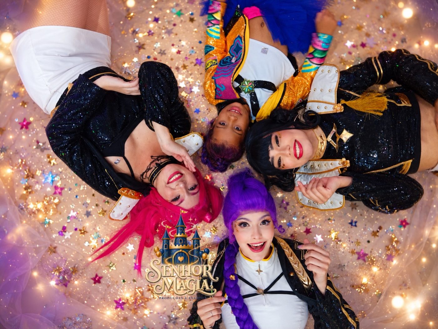 Elenco do Senhor Magia caracterizado, em foto de estúdio