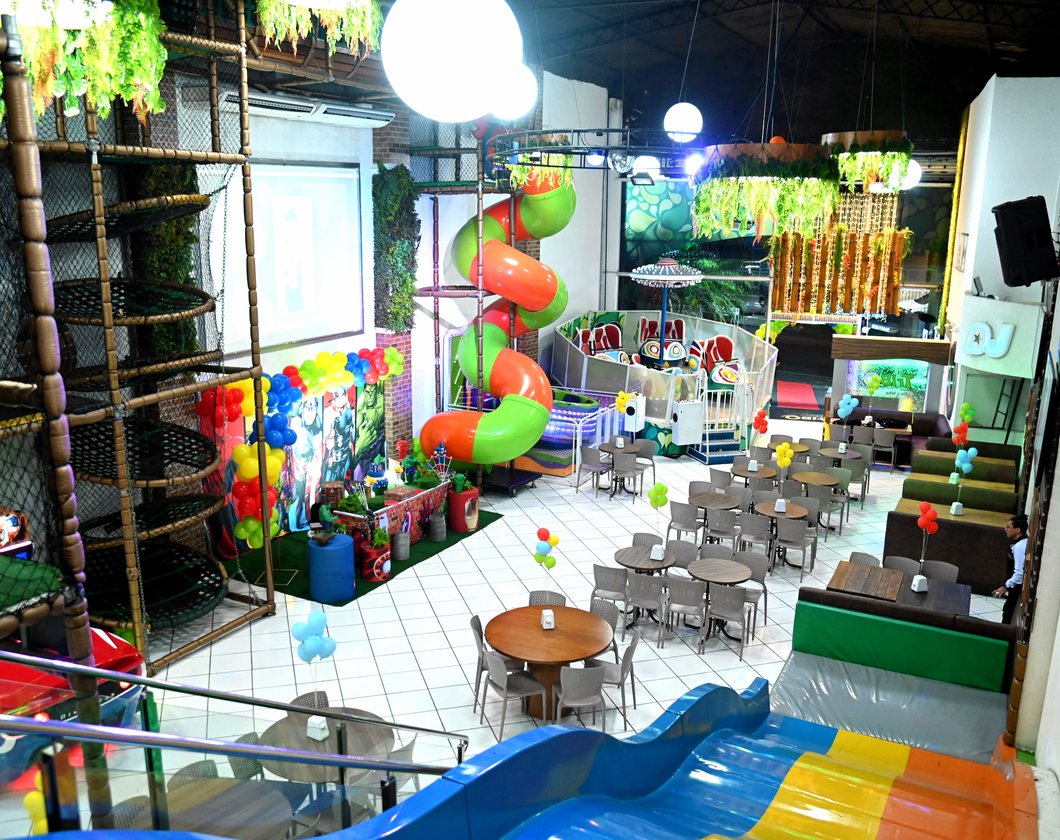 Vista ampla do salão Kids & Teens em dia de festa