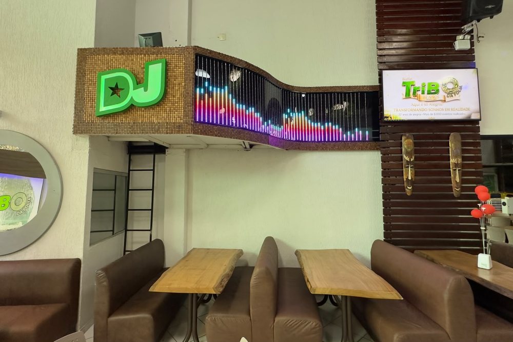 Pista de baladinha com DJ e telão