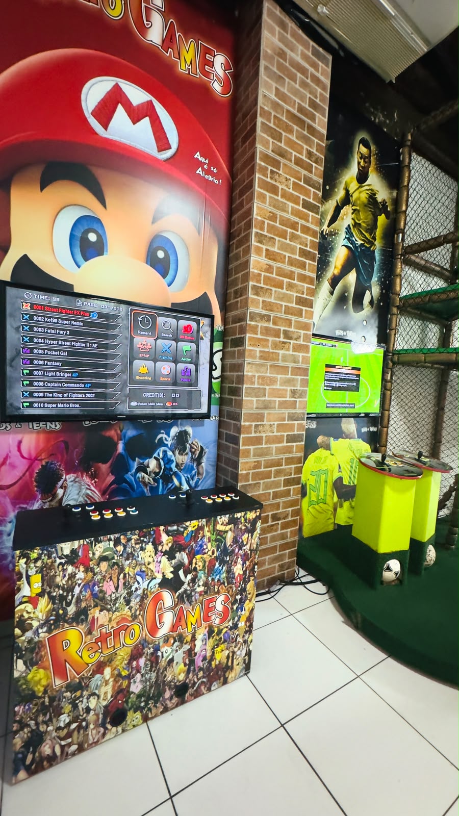 Fliperama Retro Games e jogo de futebol na área teen